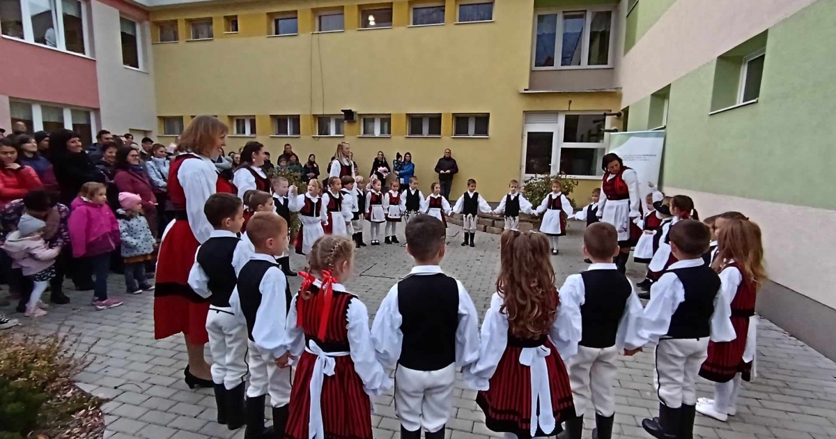 Új csizmában ropták a táncot